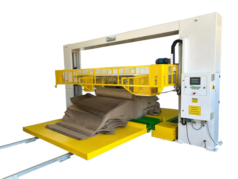 Máquina automática para corte de bobinas de papel para reciclagem.